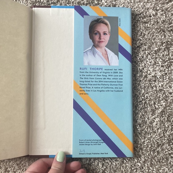 The Knockout Queen (Hardcover Book) - Picture 3 of 4